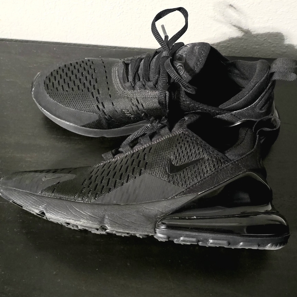 Nike Black Air Max Athletic Shoes with Modern Silhouette